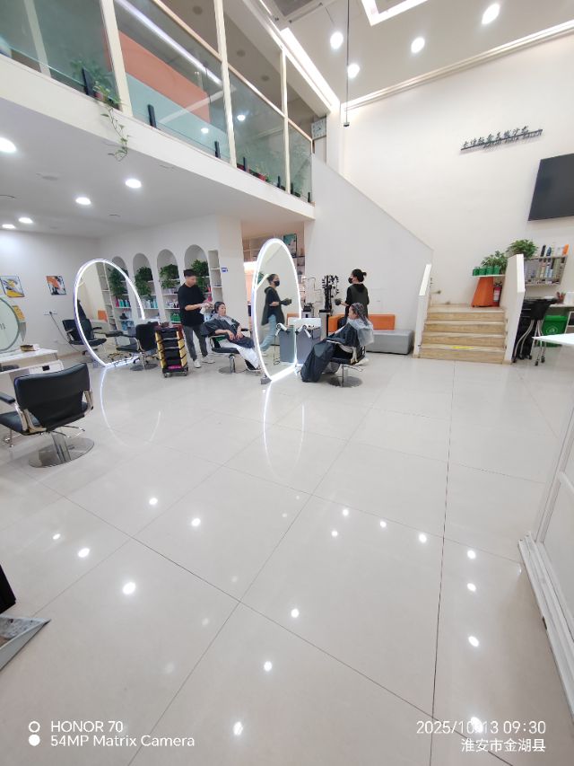 招发型师一名要求五年以上发型师经验，对技术有追求，月休四天，待遇多种方 ...